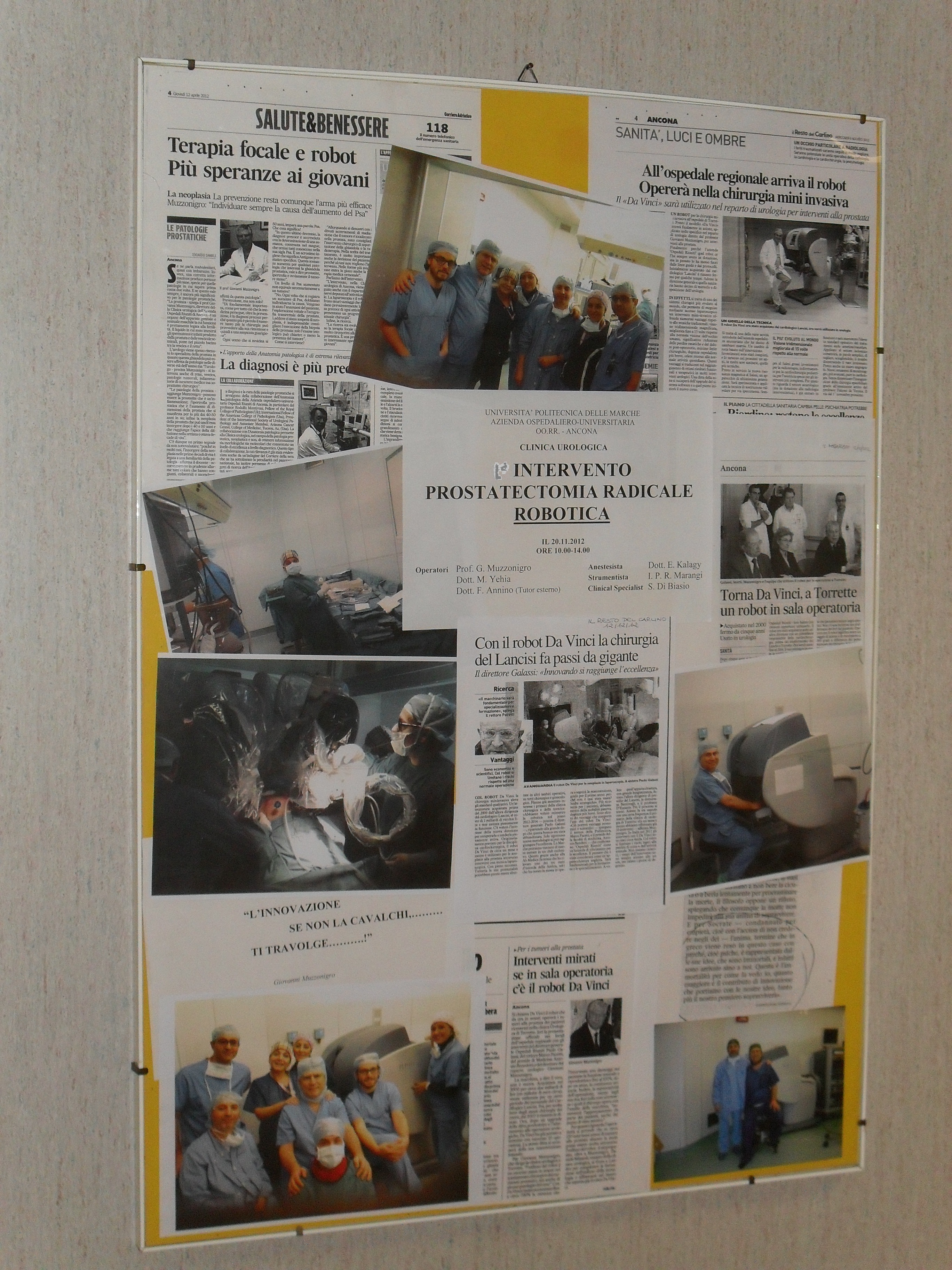 Poster con articoli che celebrano l'uso del Robot da Vinci