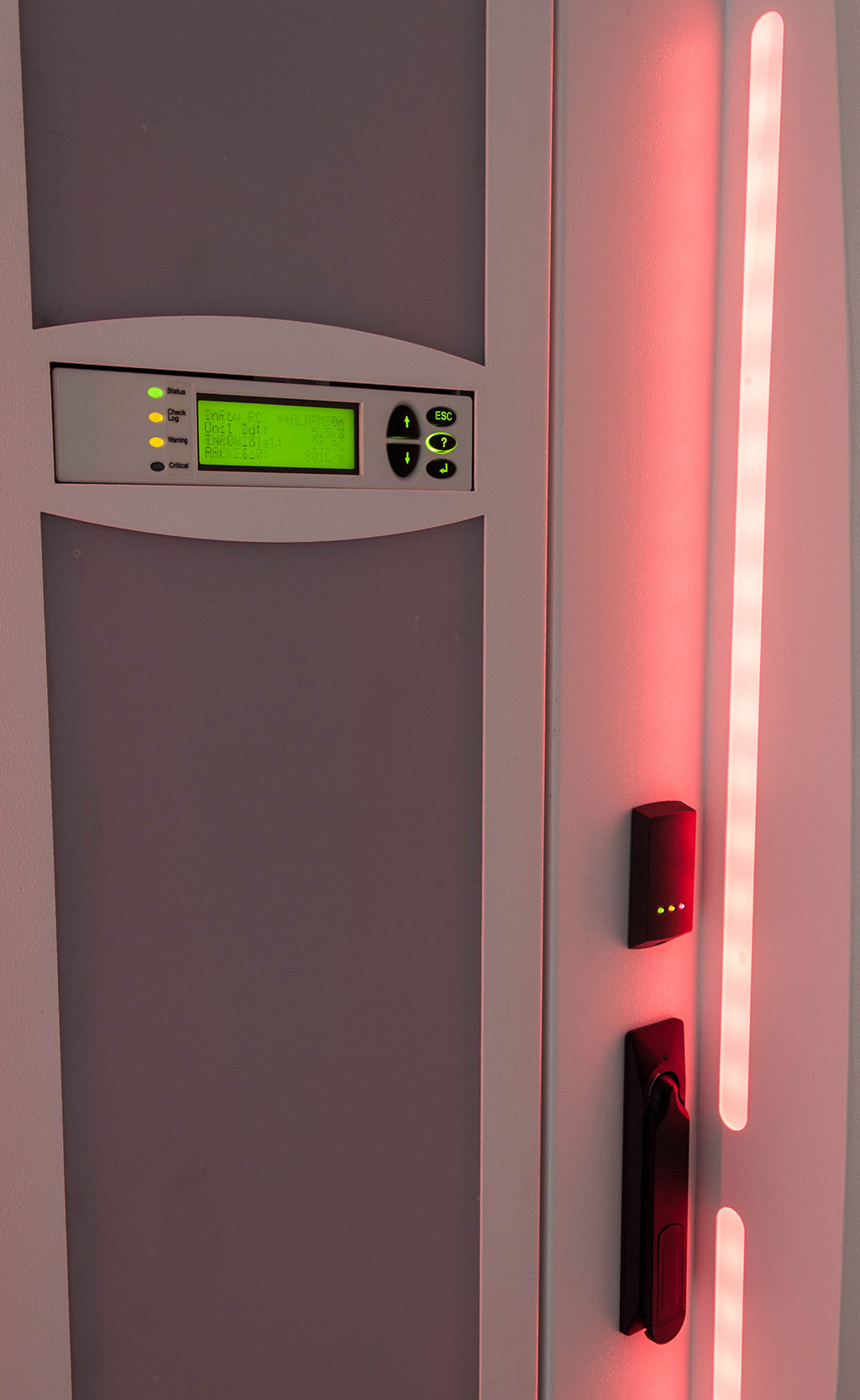 Datacenter - Particolare serratura rack e display coolers