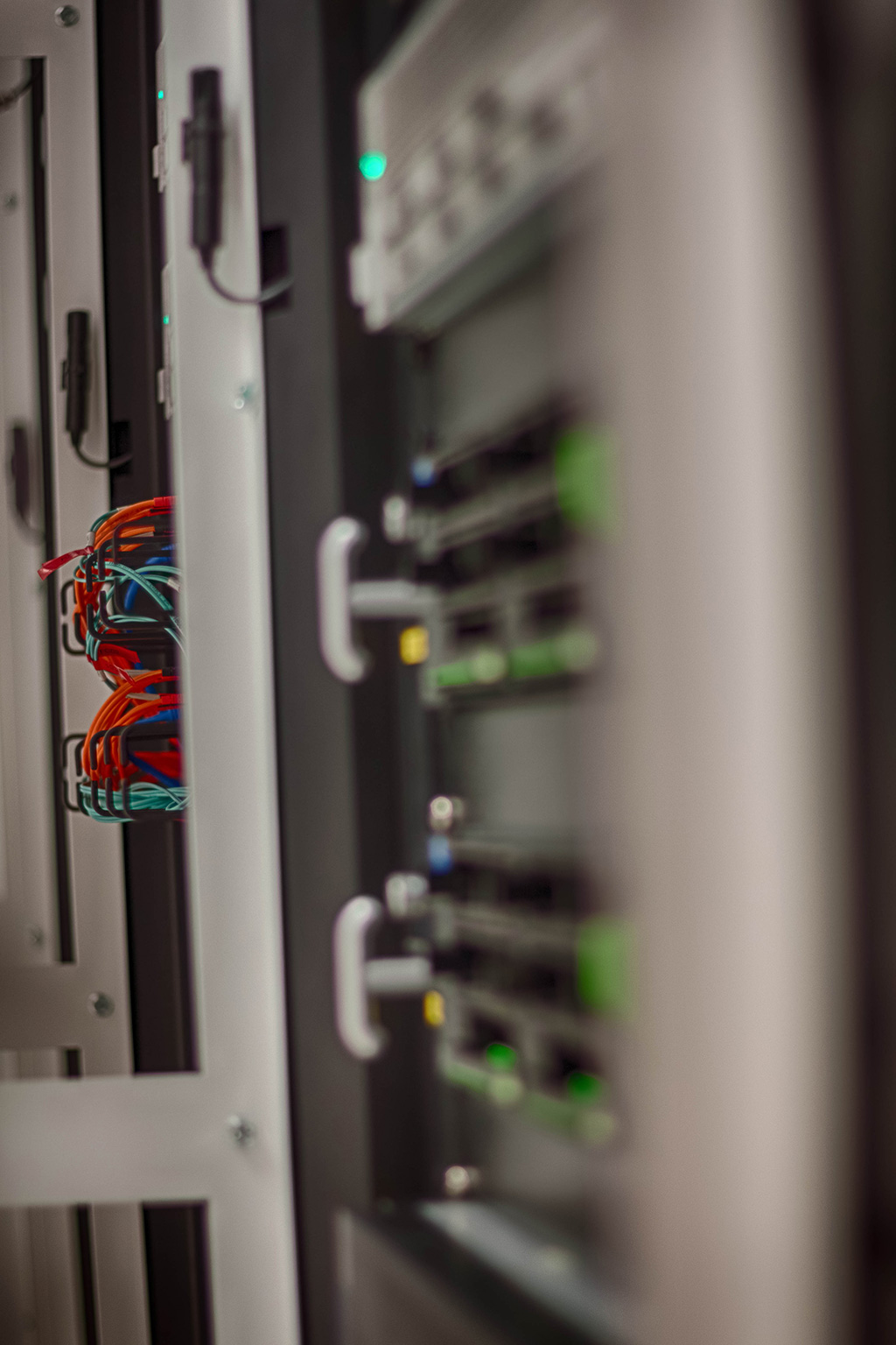 Datacenter - Particolare cavi fibra ottica